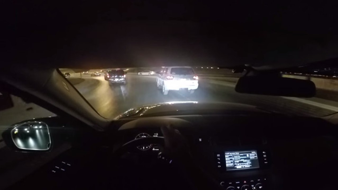 Il conduit comme un dingue sur l'autoroute à bord de son Range Rover Sport V8
