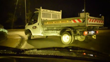 Il drifte avec un camion de chantier