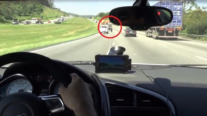 Un homme en Audi R8 fait une course avec deux motos