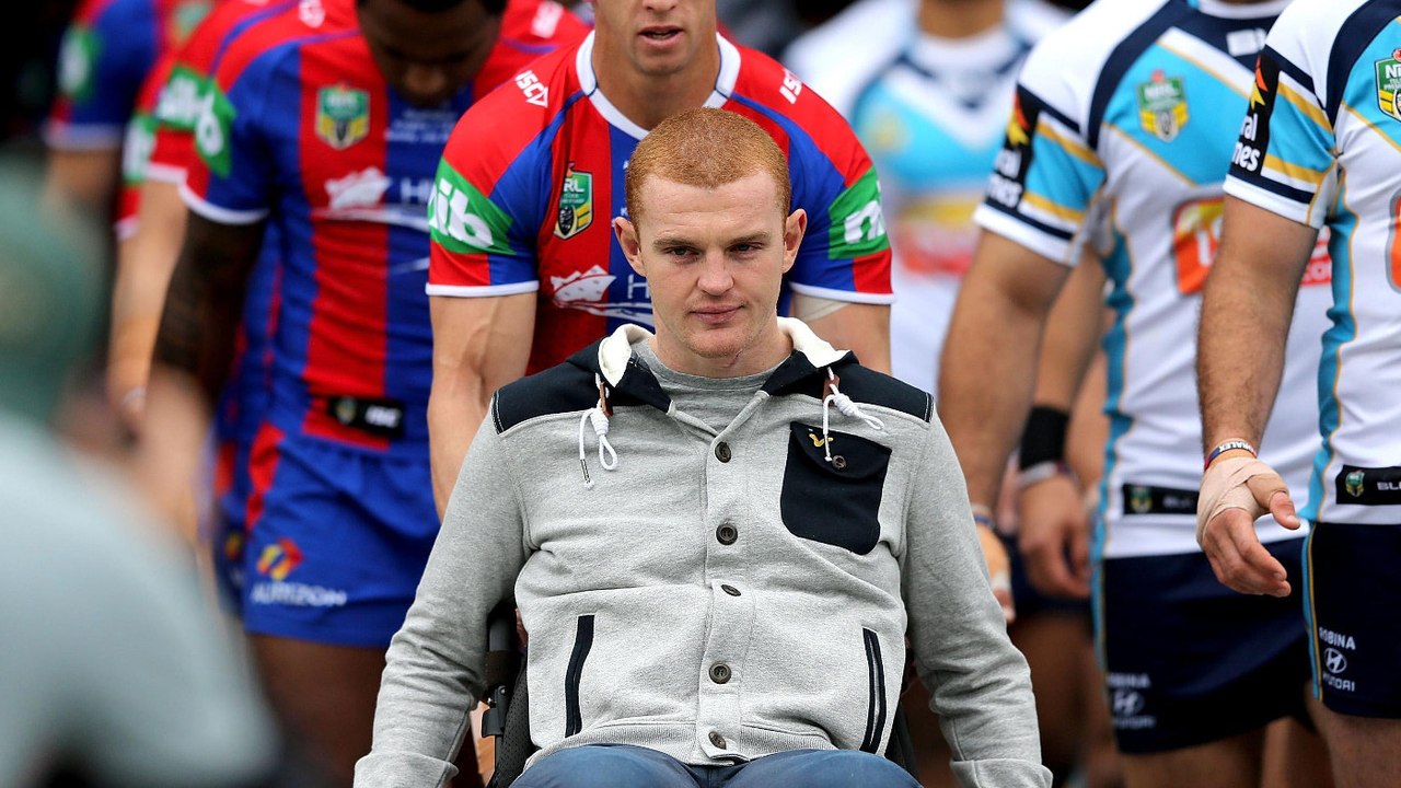 Alex McKinnon, un joueur de rugby paraplégique arrive à se tenir debout