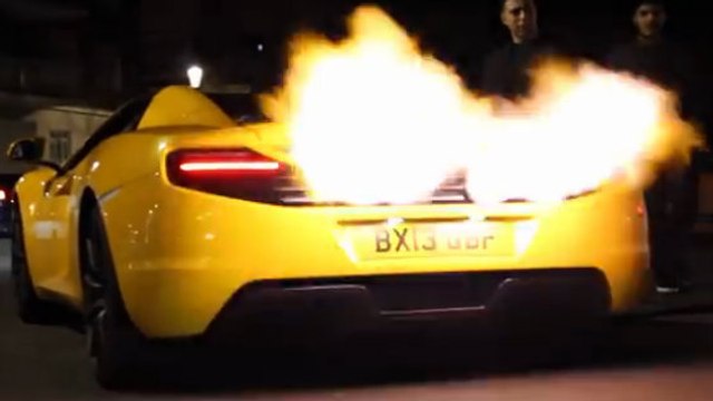 Cette McLaren 12C crache d'immenses flammes