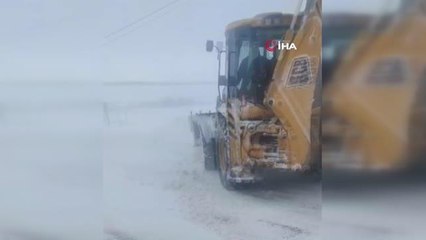 Vatandaşlar yolda kalan İETT otobüsünü böyle itti