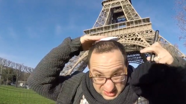 Il se filme en train de marcher avec une kippa dans Paris