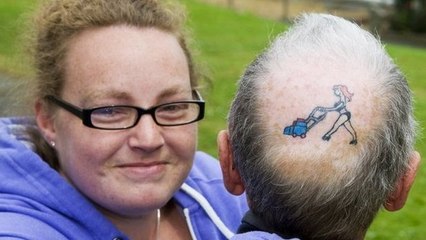 Il se fait payer un tatouage sur le crâne représentant sa femme en train de tondre la pelouse