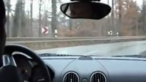 Il teste la Porsche Cayman en roulant à toute allure sous la pluie