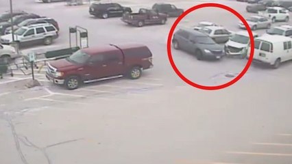 Ce grand-père percute 10 voitures en sortant de ce parking