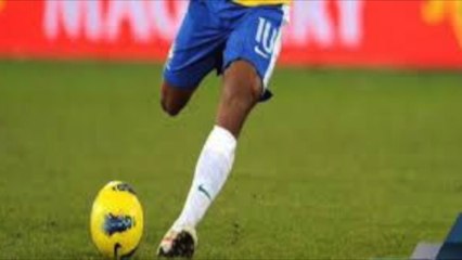 Corner : pourquoi les joueurs de football lèvent-ils la main avant de frapper ?