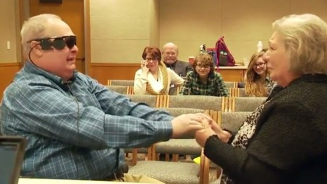 Aveugle, cet homme revoit ses proches pour la première fois depuis 10 ans