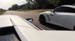 Une Lamborghini Murcielago et une Nissan GT-R s'affrontent en pleine rue