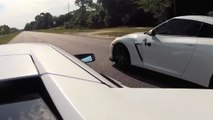 Une Lamborghini Murcielago et une Nissan GT-R s'affrontent en pleine rue