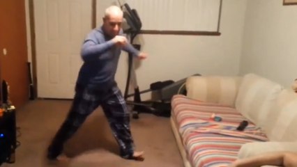 Son père lui a donné une sacrée leçon de danse !