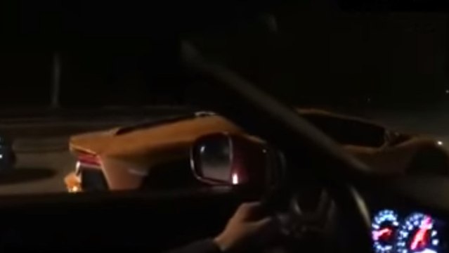 En caméra embarquée pour une course entre une Nissan GT-R et une Lamborghini Aventador