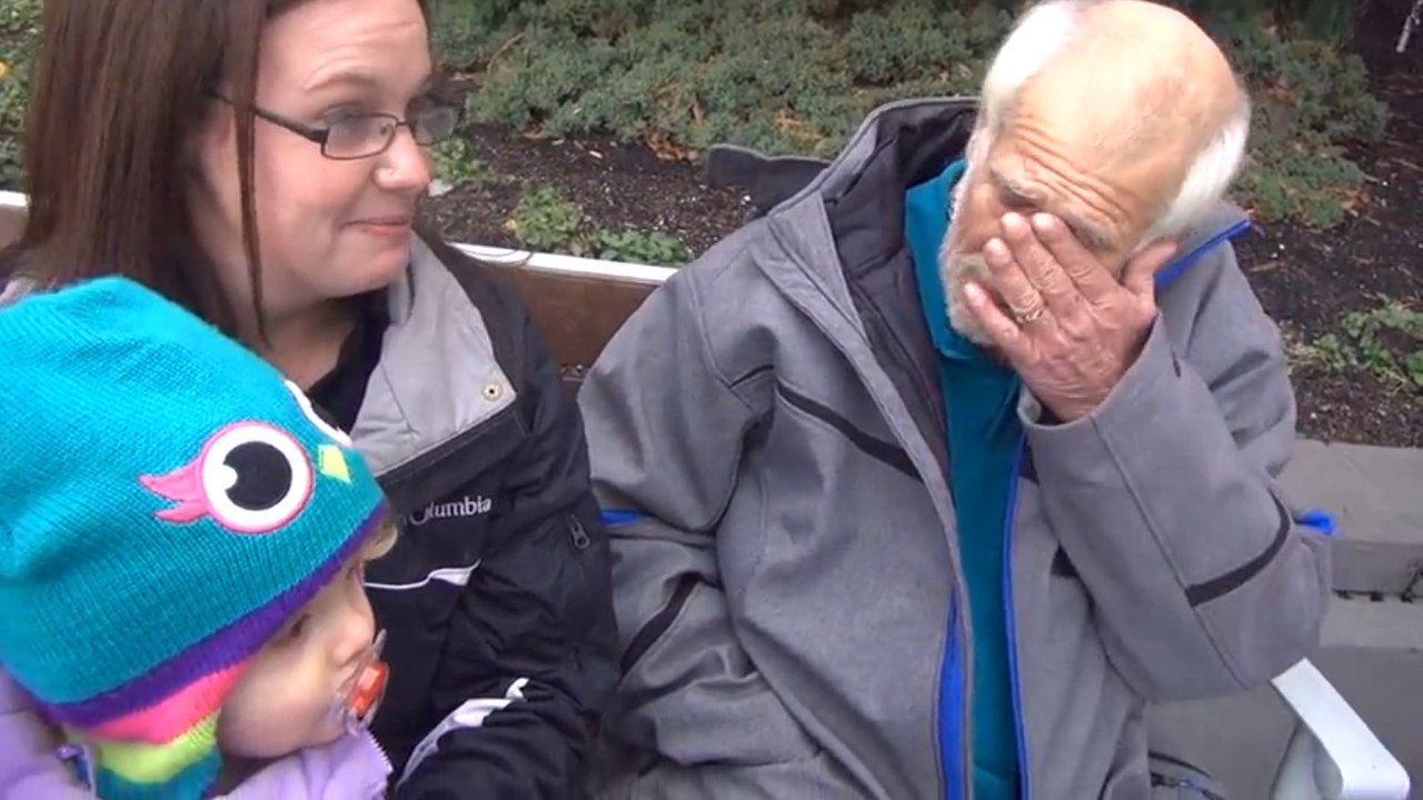 Après 10 ans dans le coma, ce grand-père voit ses deux petites-filles pour la première fois