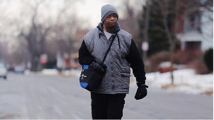 A 56 ans, il marche 33 km par jour pour aller travailler