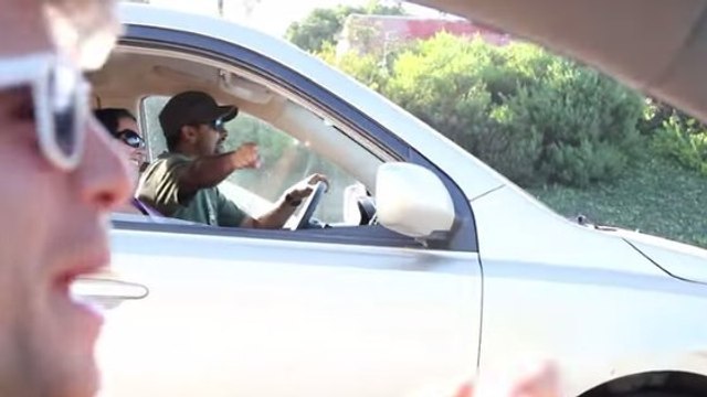 Il a trouvé une astuce géniale pour patienter dans les bouchons