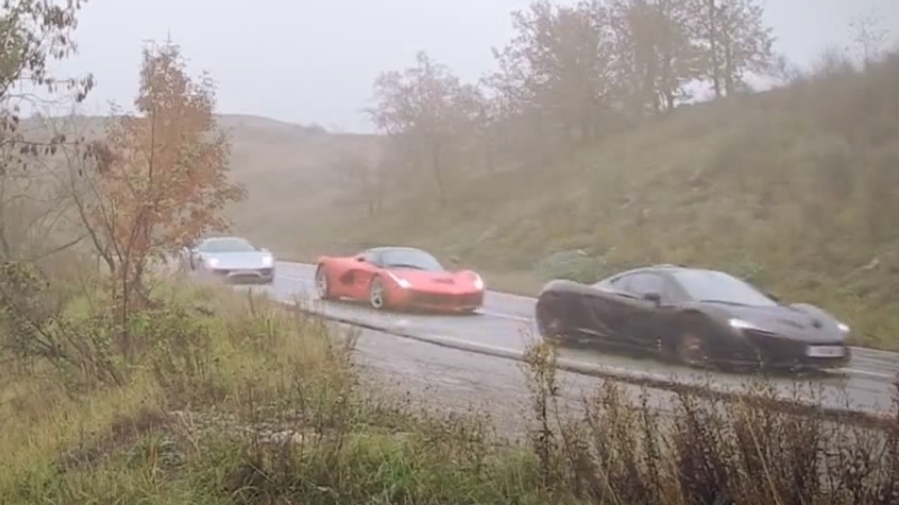 Une Ferrari, Porsche, McLaren : une petite course entre amis sur une route de campagne