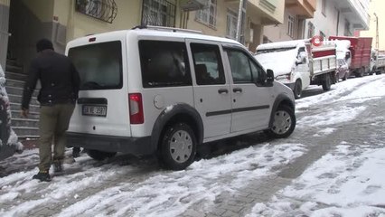 Kar yağdı, araçlar rampa yukarı çıkamadı