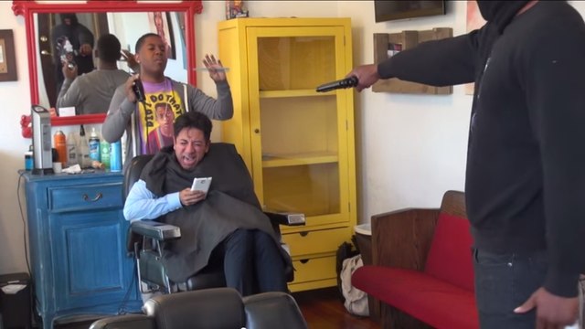 Il piège ses amis en simulant un braquage qui tourne mal