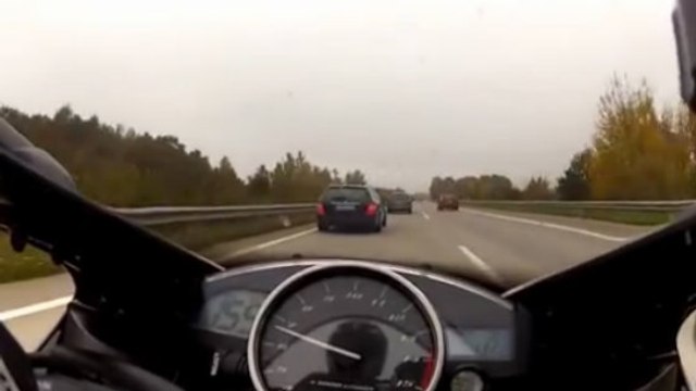 Une Yamaha R1 affronte une Mercedes C63 AMG sur l'autoroute