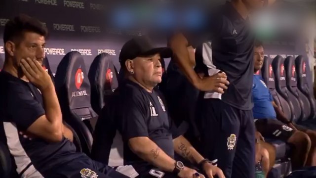 Diego Maradona : l'entraîneur du Club de Gimnasia La Plata surpris en train de prendre de la cocaïne sur son banc de touche ? (VIDÉO)