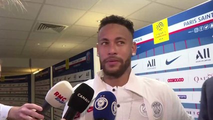 Neymar : le Brésilien est à l'entraînement du PSG et à un défilé de mode le même jour... et alimente le débat sur sa présence à Dortmund