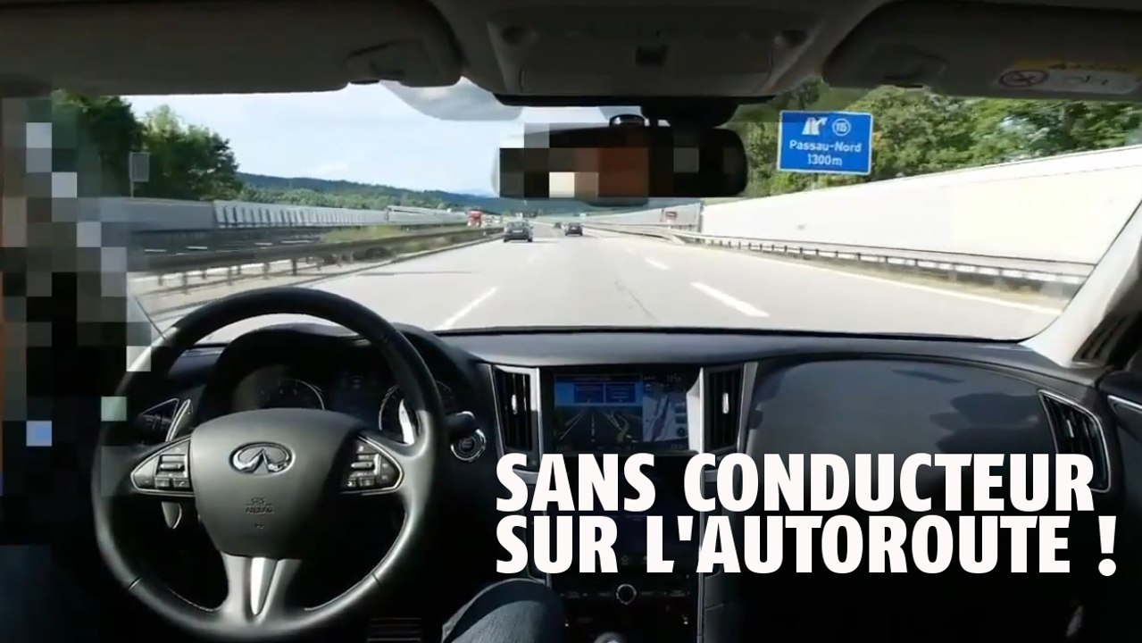 Il teste la conduite automatique de sa voiture sur l'autoroute