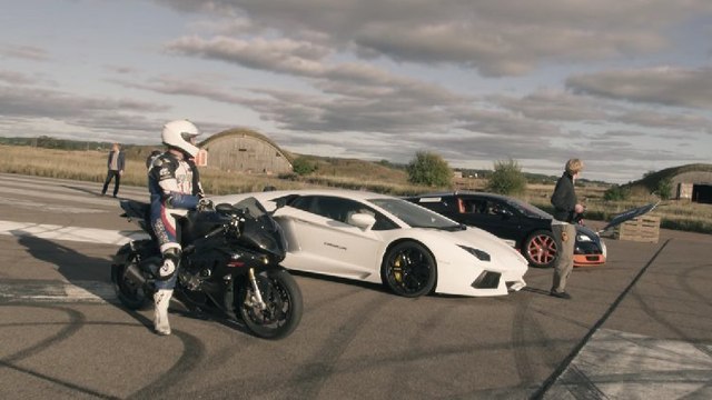 Course incroyable entre une Bugatti Veyron, une Lamborghini Aventador et une moto BMW