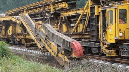 Découvrez le RU-800 S, l'énorme machine qui fabrique les voies ferrées