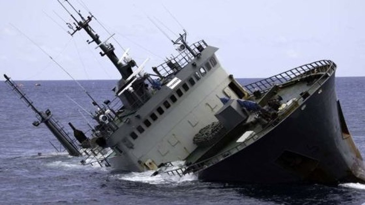 L'équipage d'un bateau pirate sauvé par le navire qui le pourchassait