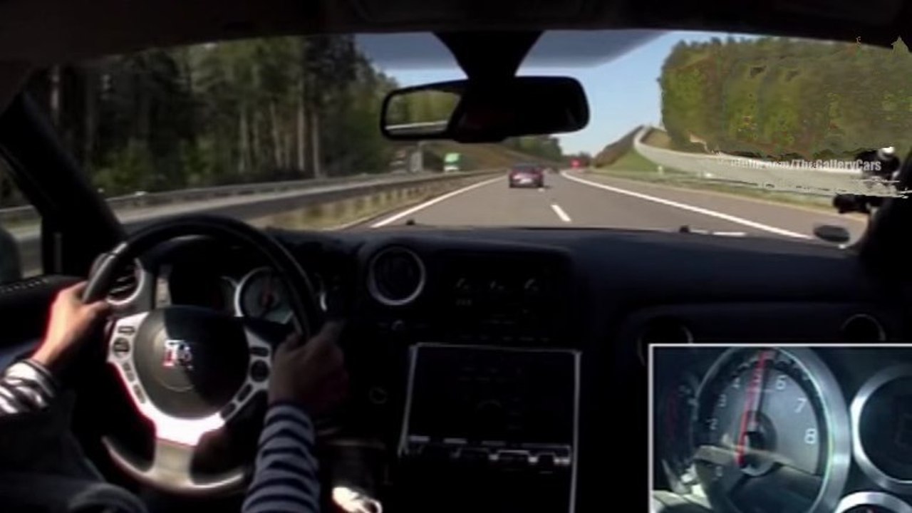 A bord d'une Nissan GT-R, il fait la course avec une Porsche 911 Turbo