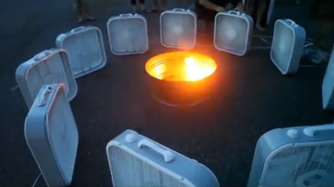 Ils placent 12 ventilateurs près d'un feu et réalisent une expérience spectaculaire