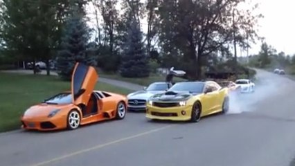 Il réalise un burn avec une Camaro devant une Ferrari, une Porsche et une Lamborghini