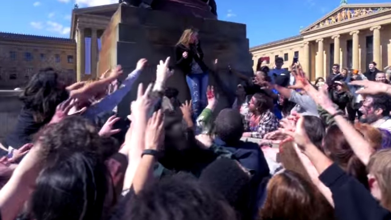 Une centaine de zombies envahissent une ville