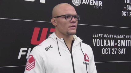 "Je n'ai jamais été autant terrifié de toute ma vie" : Anthony Smith met sa vie en jeu pour repousser un cambrioleur