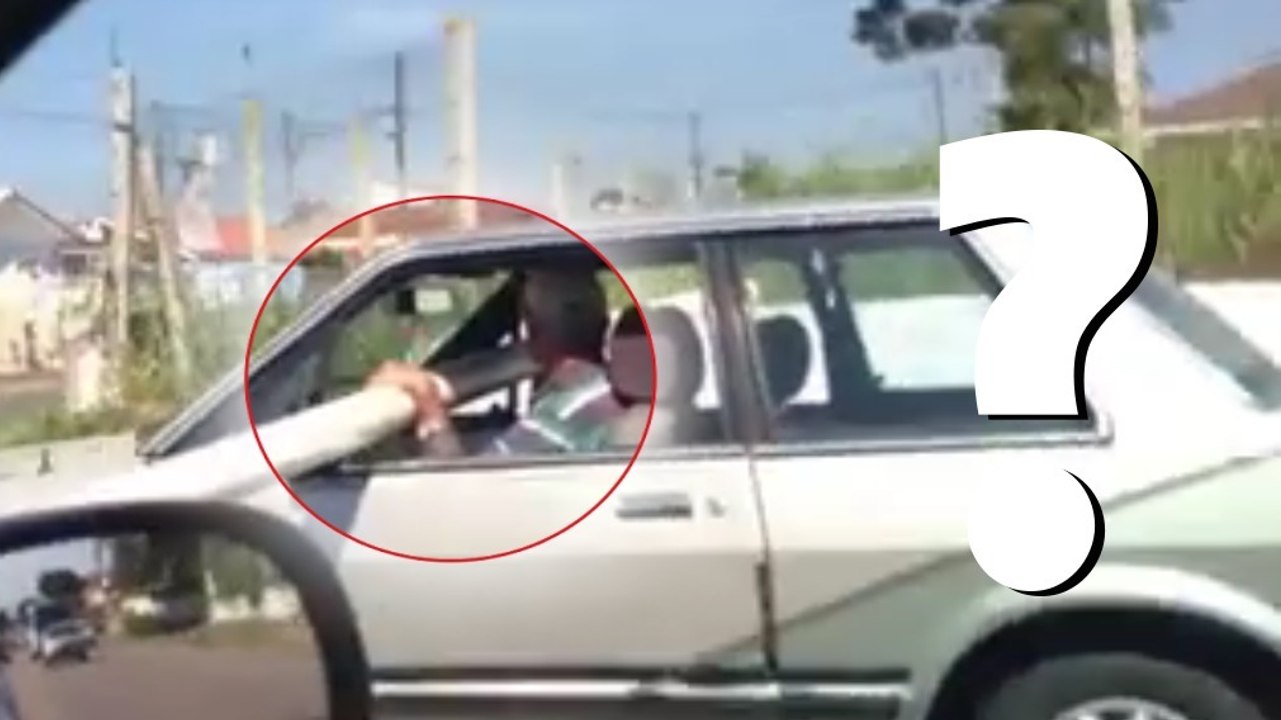 Il trouve une technique hallucinante pour transporter un énorme tuyau en voiture