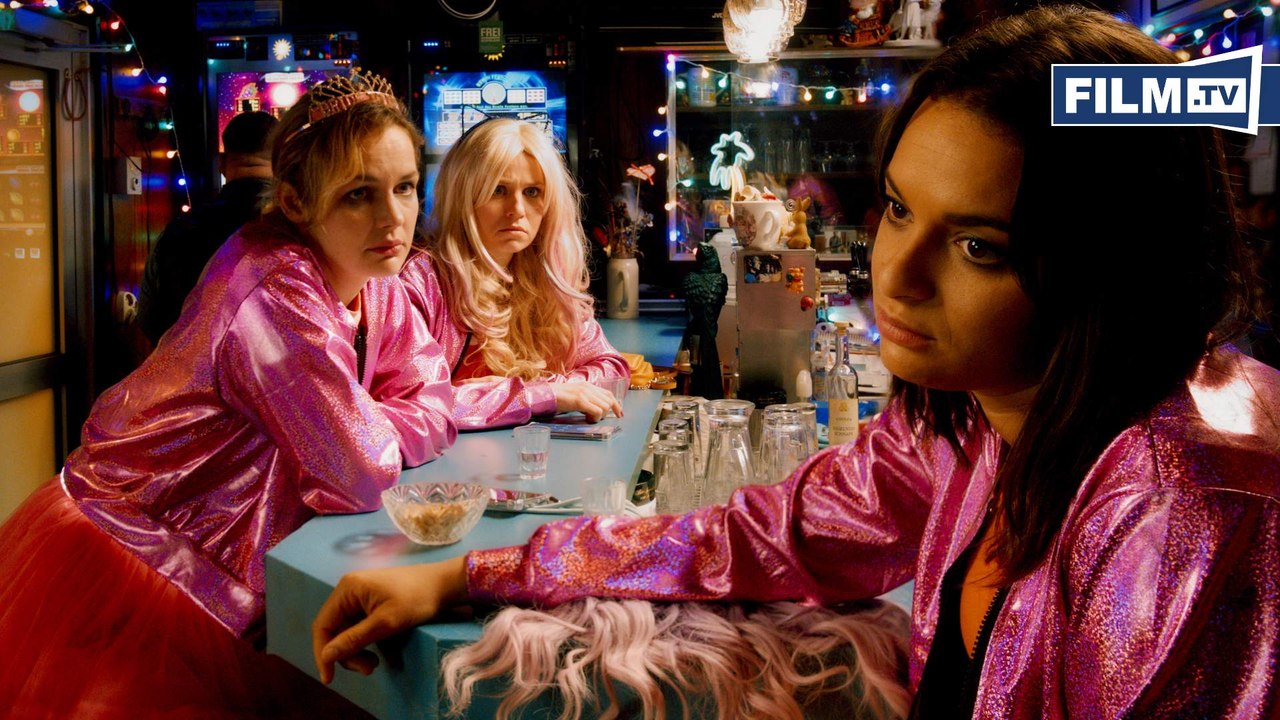 Exklusiver Clip aus „JGA: Jasmin. Gina. Anna.“. Die Mädels in der Kaschemme