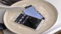 Galaxy S6 vs iPhone 6 : un comparatif des smartphones plongés dans de l'eau bouillante