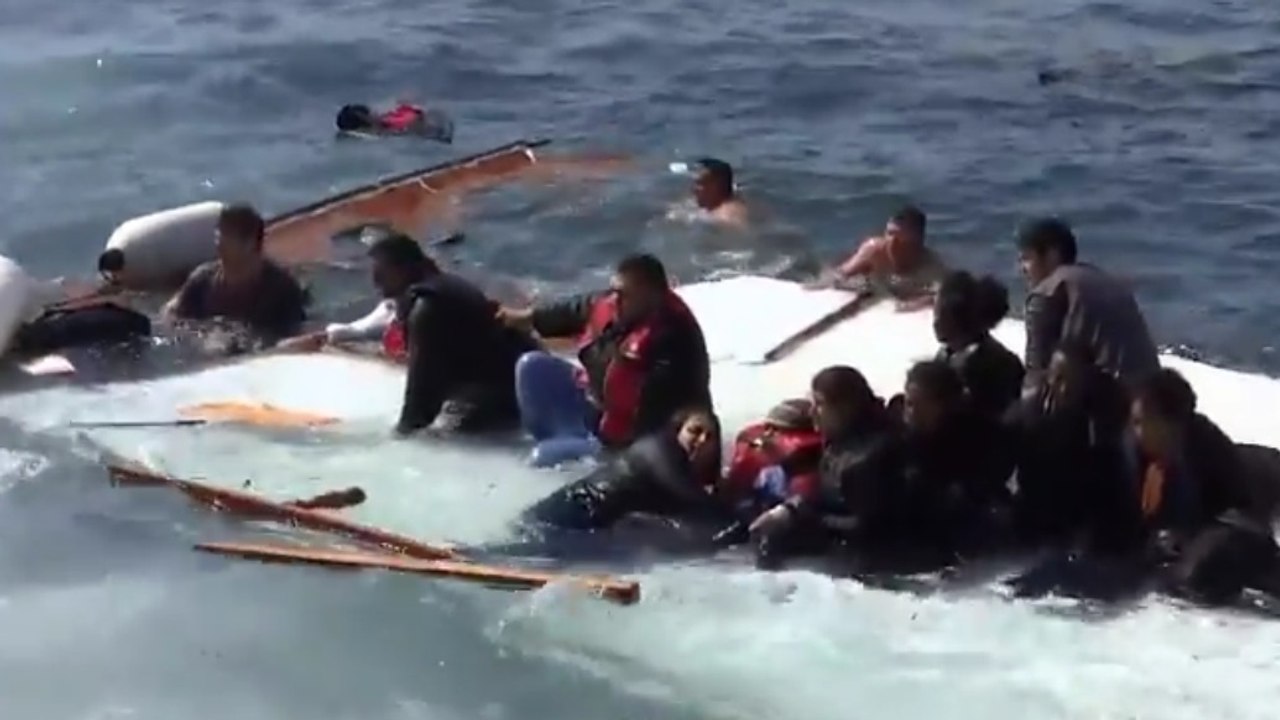 Des gardes-côtes sauvent les naufragés d'un bateau d'immigrés