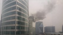 Paris : les images de l'incendie dans une tour du quartier de La Défense