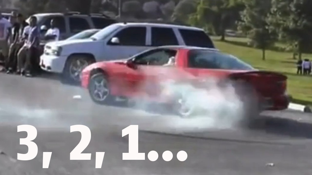 Il s'amuse à faire des burns et encastre sa voiture