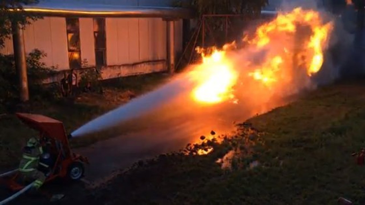 Un duel entre une lance d'incendie et un lance-flammes