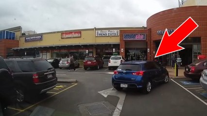 Une conductrice lutte pour arriver à se garer avec sa voiture