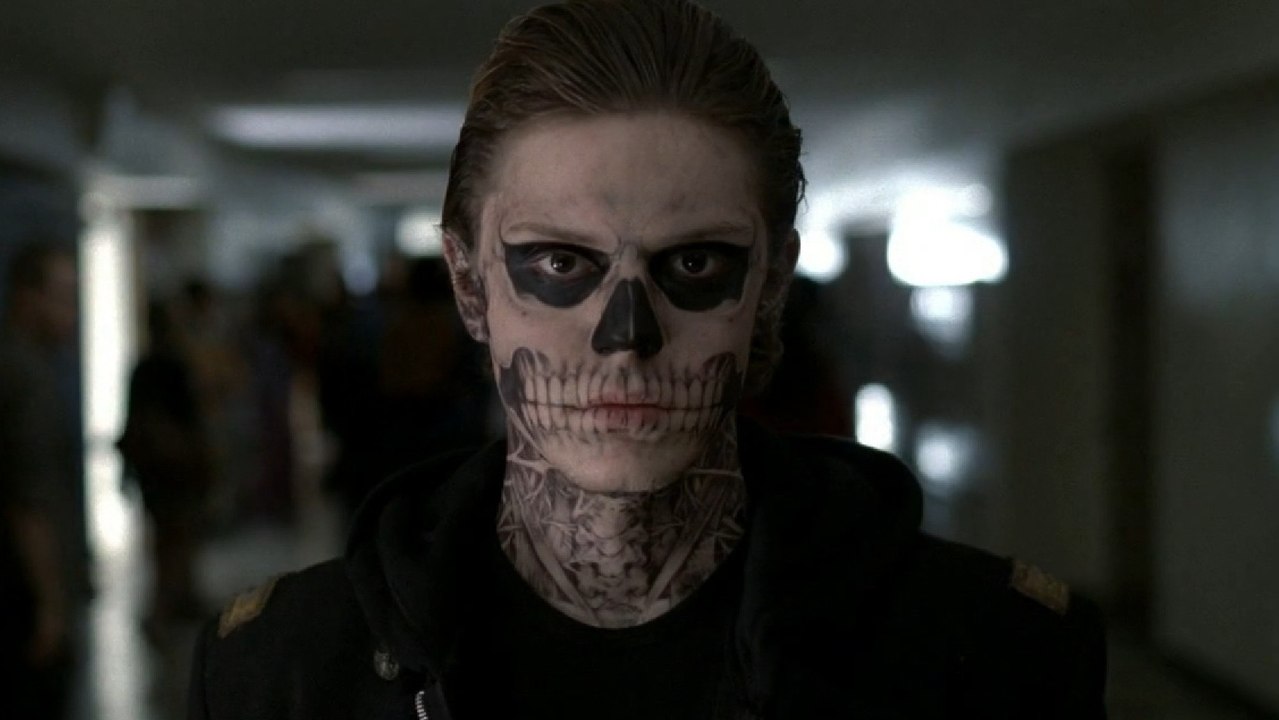 American Horror Story : Evans Peters prendra une chambre dans la saison Hotel