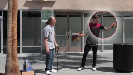 Il jette la pizza d'un SDF à la poubelle, mais a une bonne raison