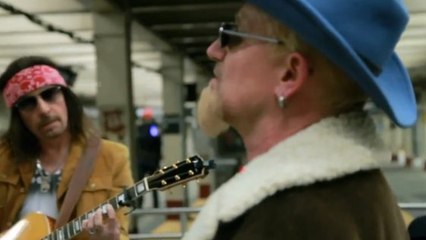Ces stars déguisées chantent incognito dans le métro