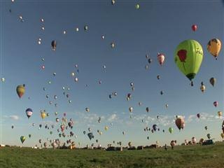 400 balloons take to the sky in French fest