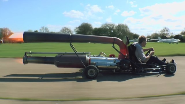 Il se fabrique un super-kart complètement dingue
