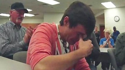 Le fils d'un policier mort en service a reçu un magnifique geste de générosité