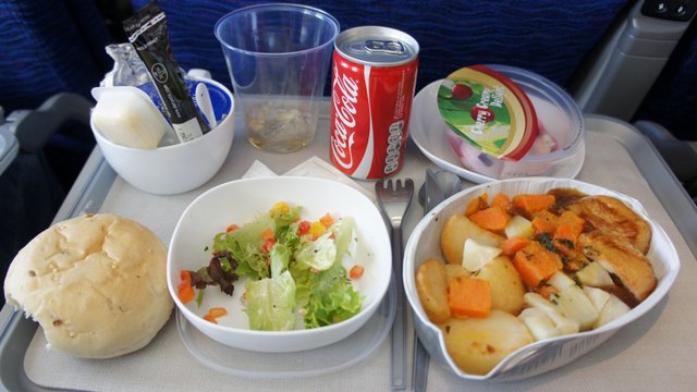 Voilà pourquoi les plateaux repas en avion ont parfois mauvais goût