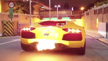 Une Lamborghini Aventador envoie des flammes énormes avant une accélération hallucinante